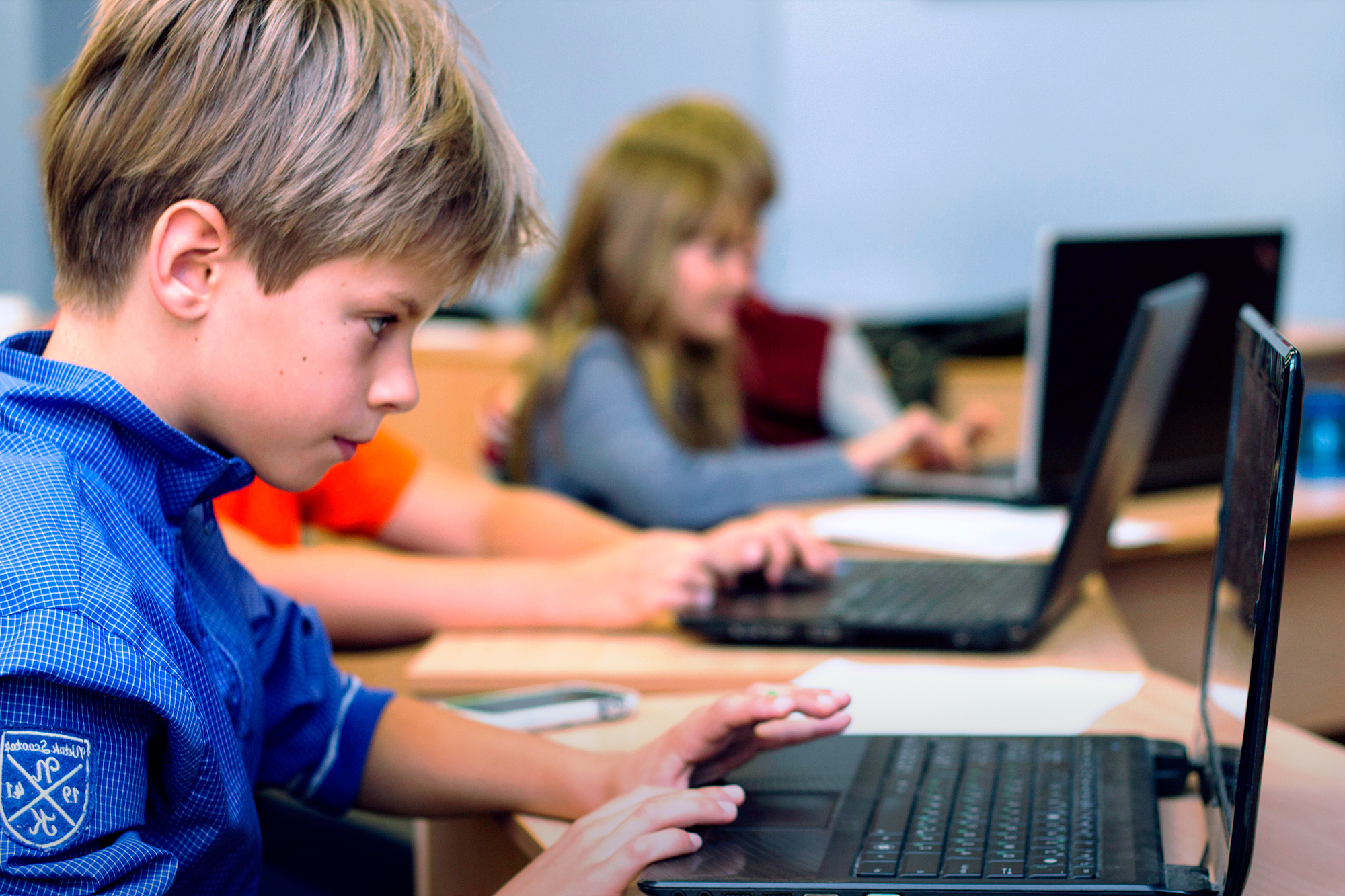 Школа программирования для школьников. Ребенок за компьютером. Компьютер для школьника. Компьютерная школа для детей. Школьники на информатике.